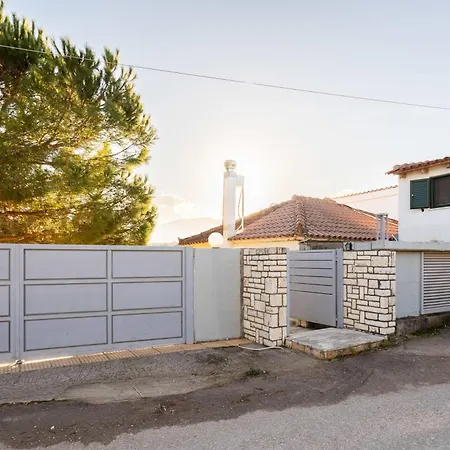 Elaion Hideaway - Uncover Petalidi's Secrets Karpofora