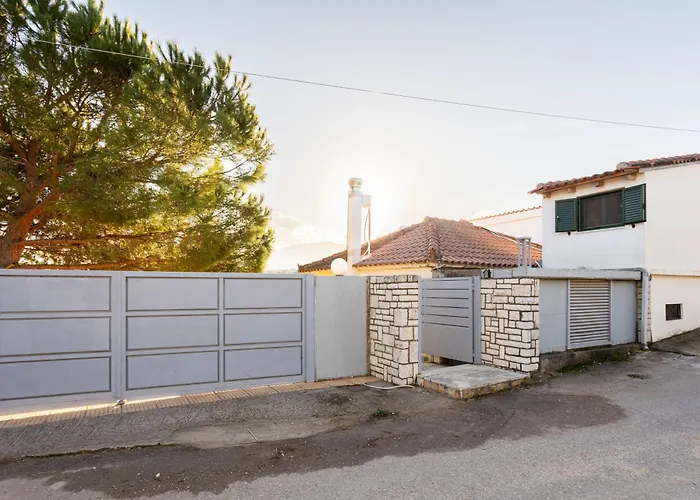 Elaion Hideaway - Uncover Petalidi's Secrets Karpofora